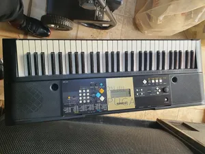 Yamaha Keyboard Ypt 220/ PSR E 223
