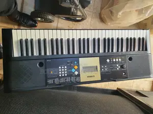 Yamaha Keyboard Ypt 220/ PSR E 223