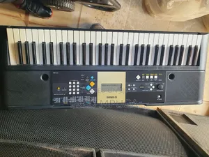 Yamaha Keyboard Ypt 220/ PSR E 223