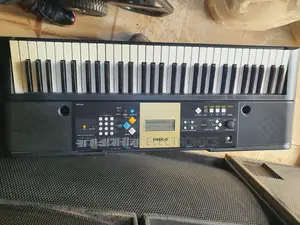 Yamaha Keyboard Ypt 220/ PSR E 223