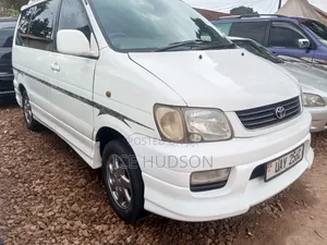 Photo - Toyota Noah 2002 Off white