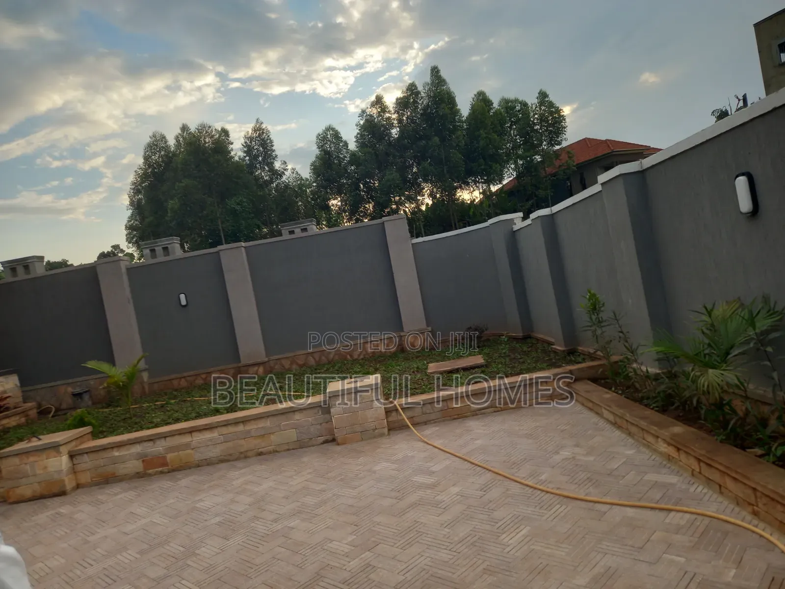 Furnished 5bdrm Duplex in Kira Town for sale