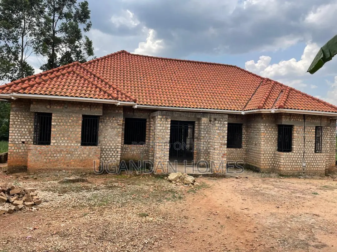 5bdrm Bungalow in Ssabagabo-Makindye for sale