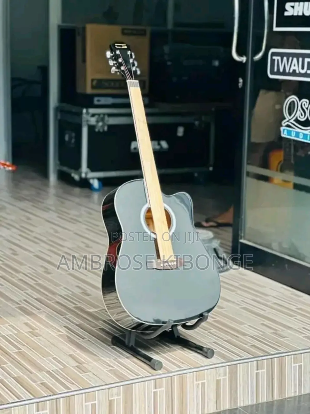 Full Size41 YAMAHA Powered Acoustic Guitar With FREE Battery