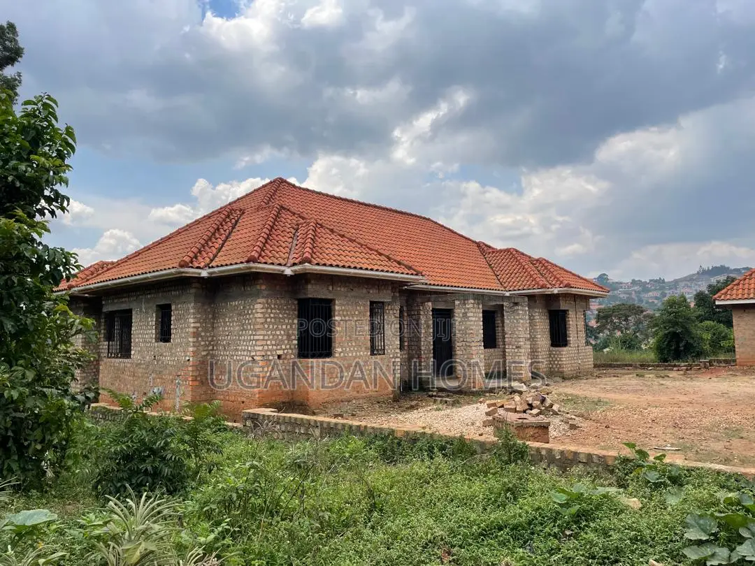 5bdrm Bungalow in Ssabagabo-Makindye for sale
