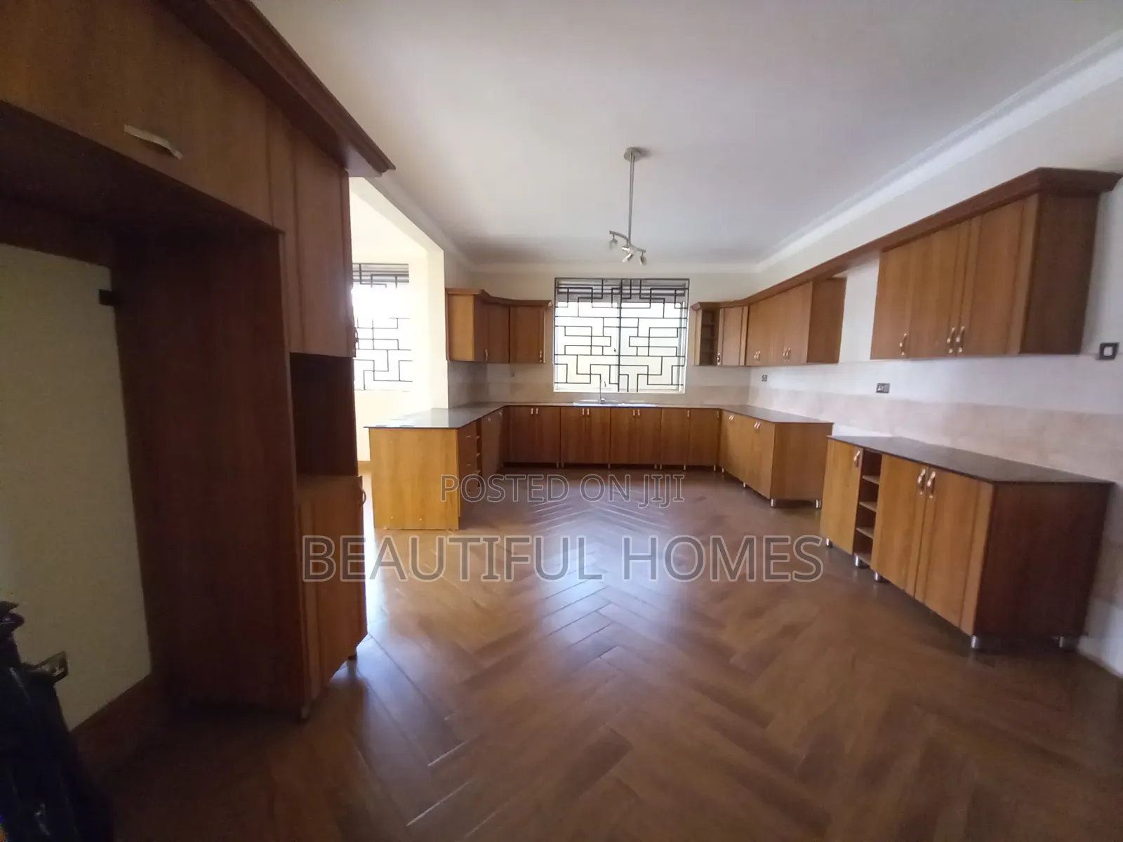 Furnished 6bdrm House in Kira Town for sale