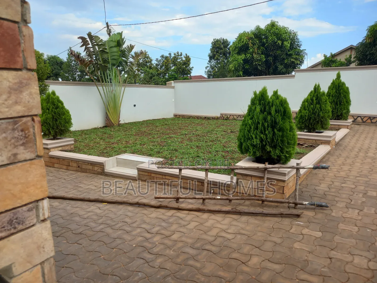 Furnished 4bdrm House in Kira for sale