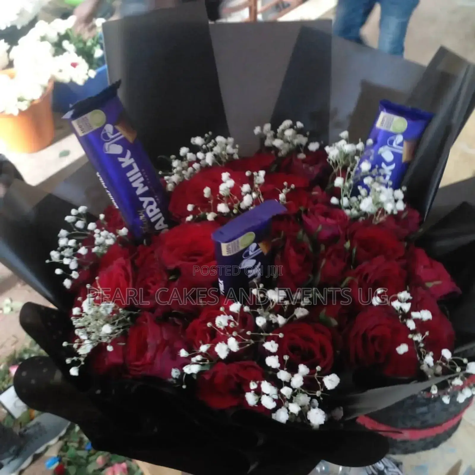 Chocolate Flowers Red White Gipso in Black Wrap Roses 6000gk