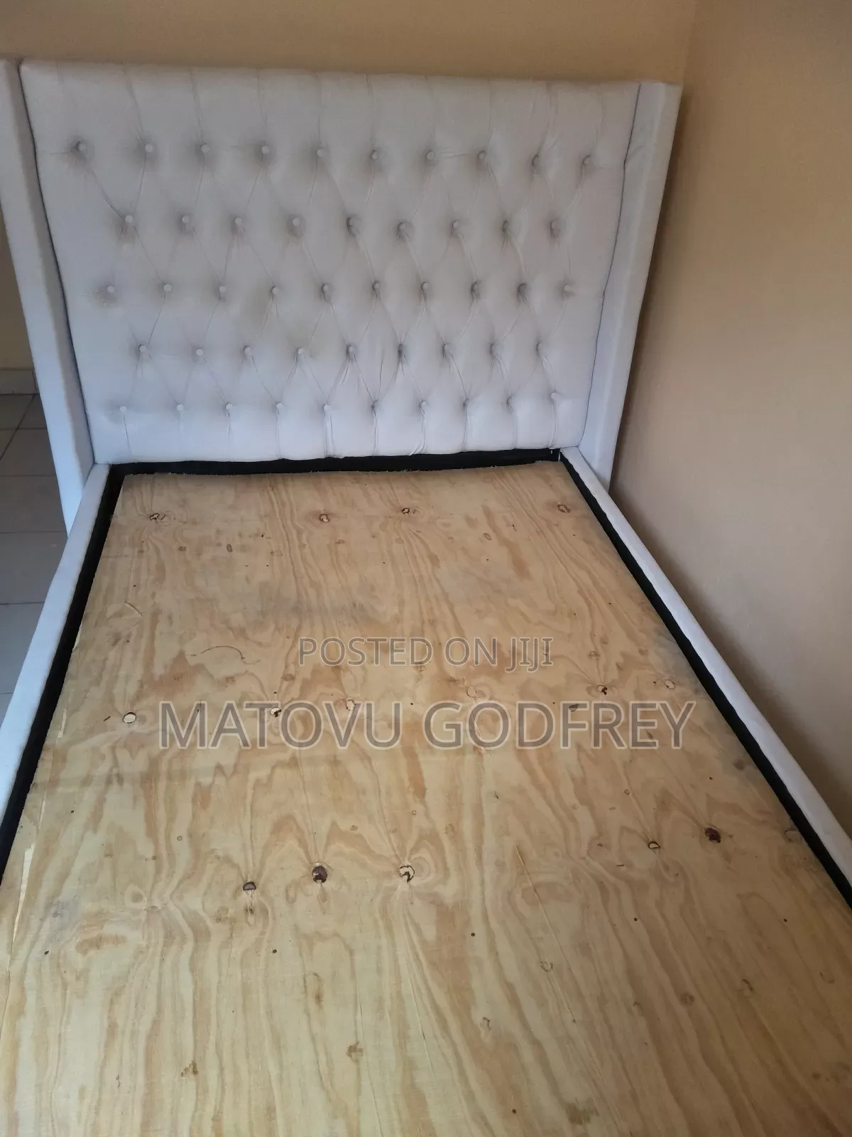 White Leather 4*6 Bed