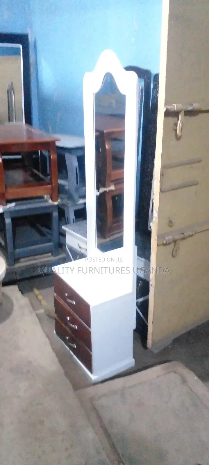 Dressing Mirror in White Colour