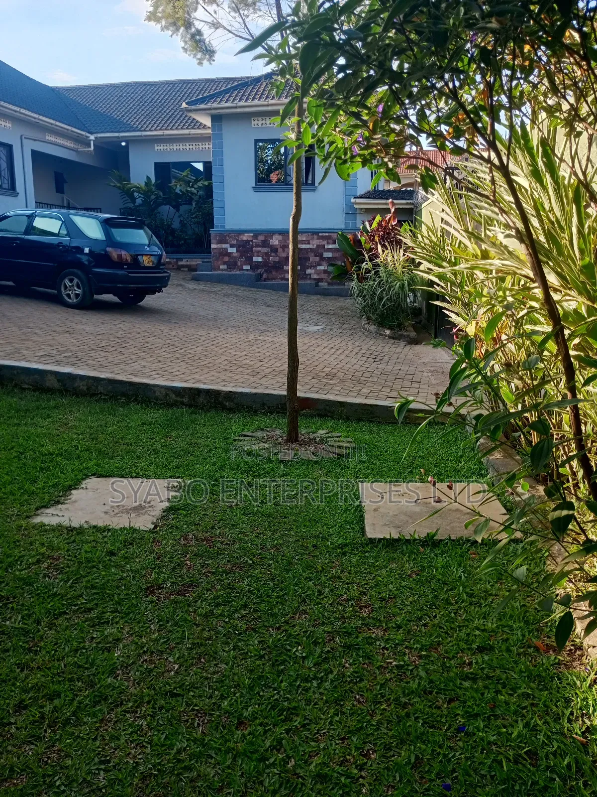 4bdrm Duplex in Mukono Town for sale