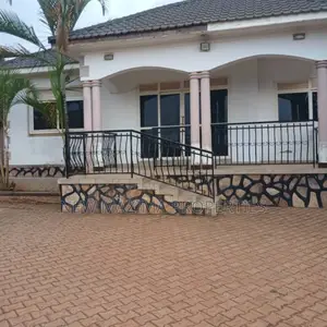 3bdrm Bungalow in Seguku Ntebe Rd, Division A for sale