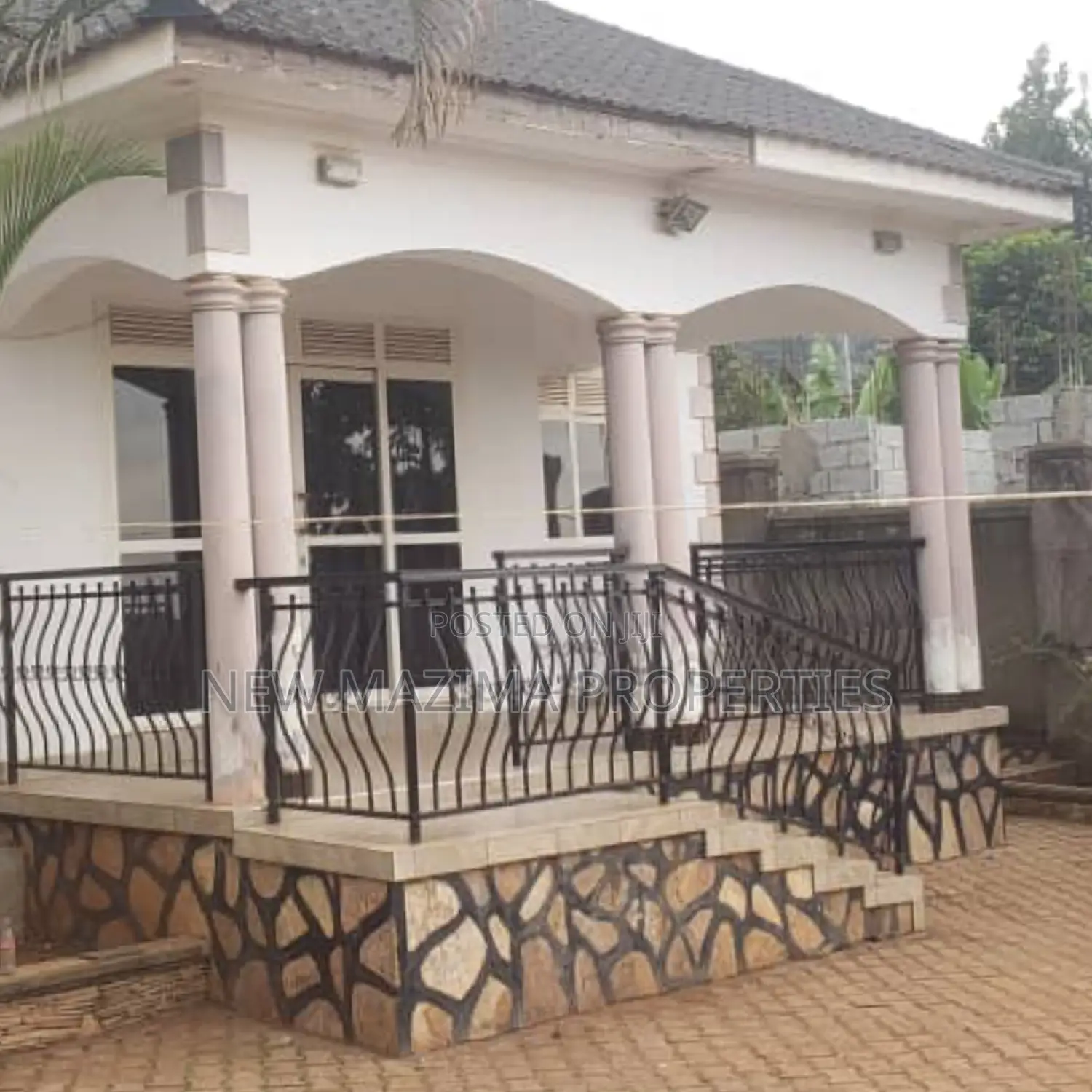 3bdrm Bungalow in Seguku Ntebe Rd, Division A for sale