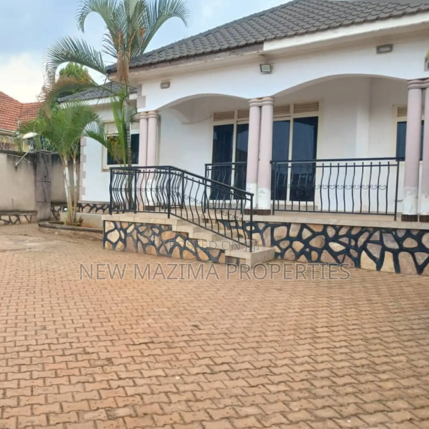 3bdrm Bungalow in Seguku Ntebe Rd, Division A for sale
