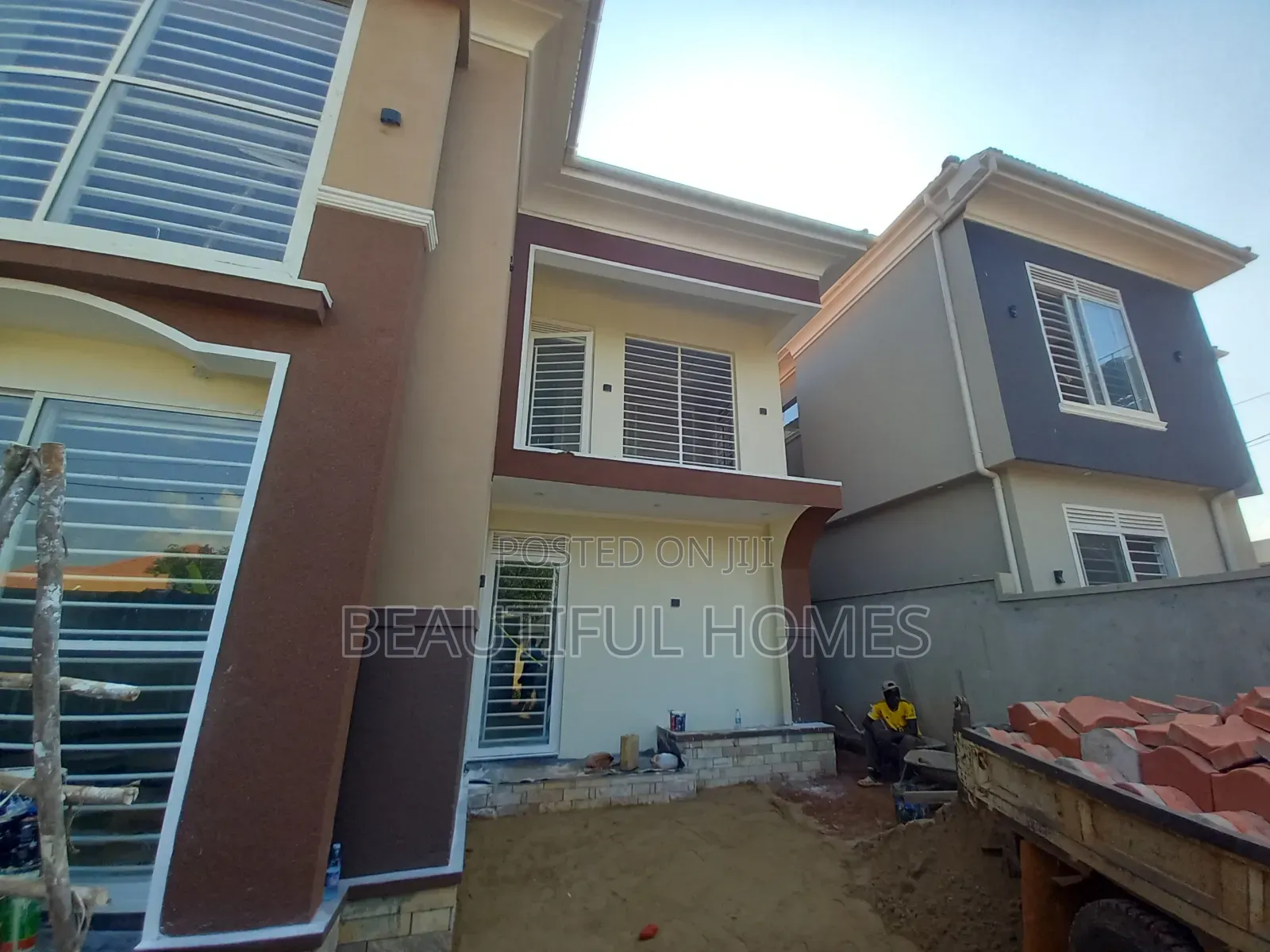 Furnished 4bdrm Duplex in Kira for sale
