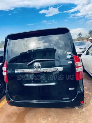 Toyota Noah 2.0 143hp FWD (7 Seater) 2012 Black