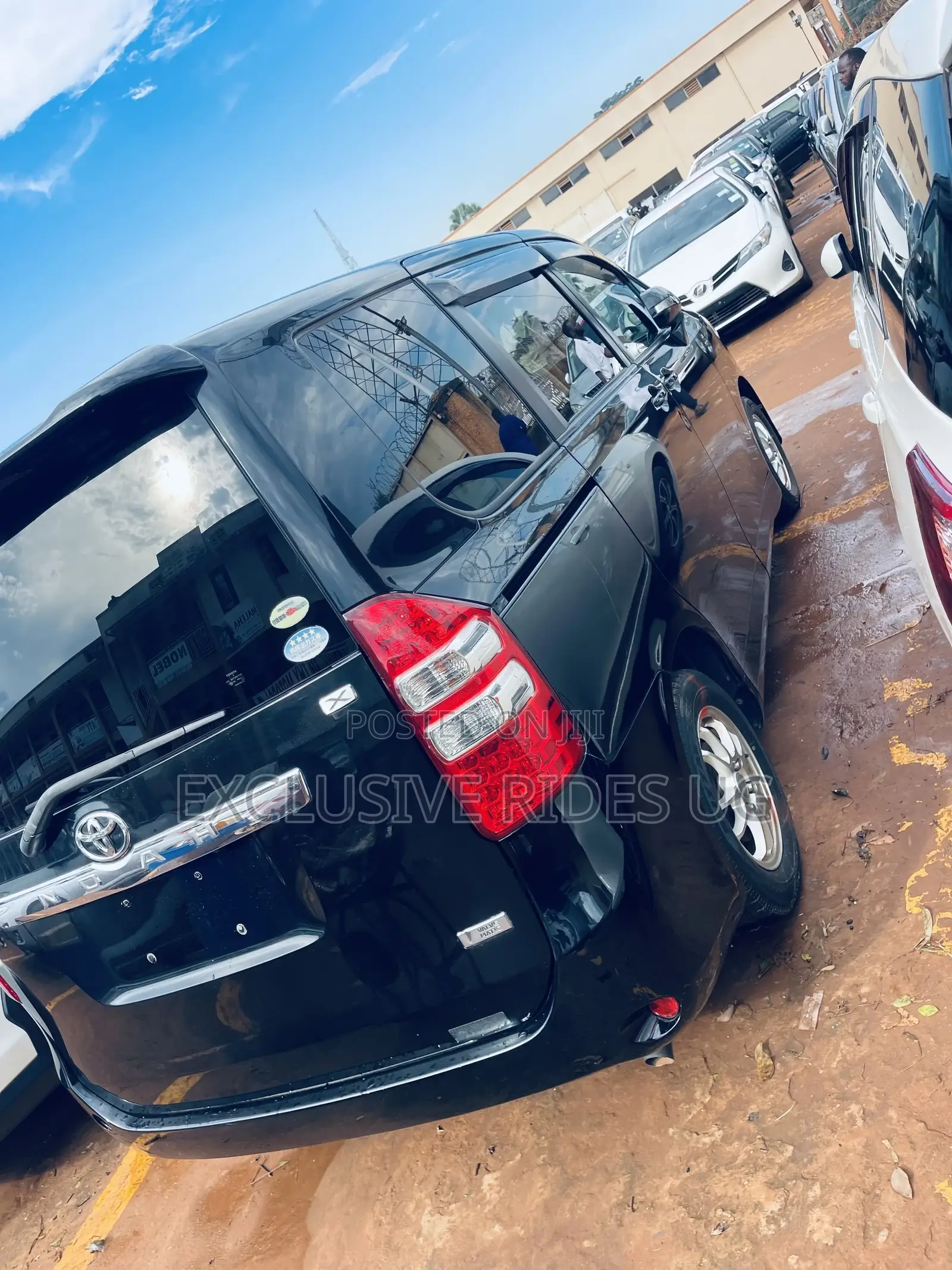 Toyota Noah 2.0 143hp FWD (7 Seater) 2012 Black