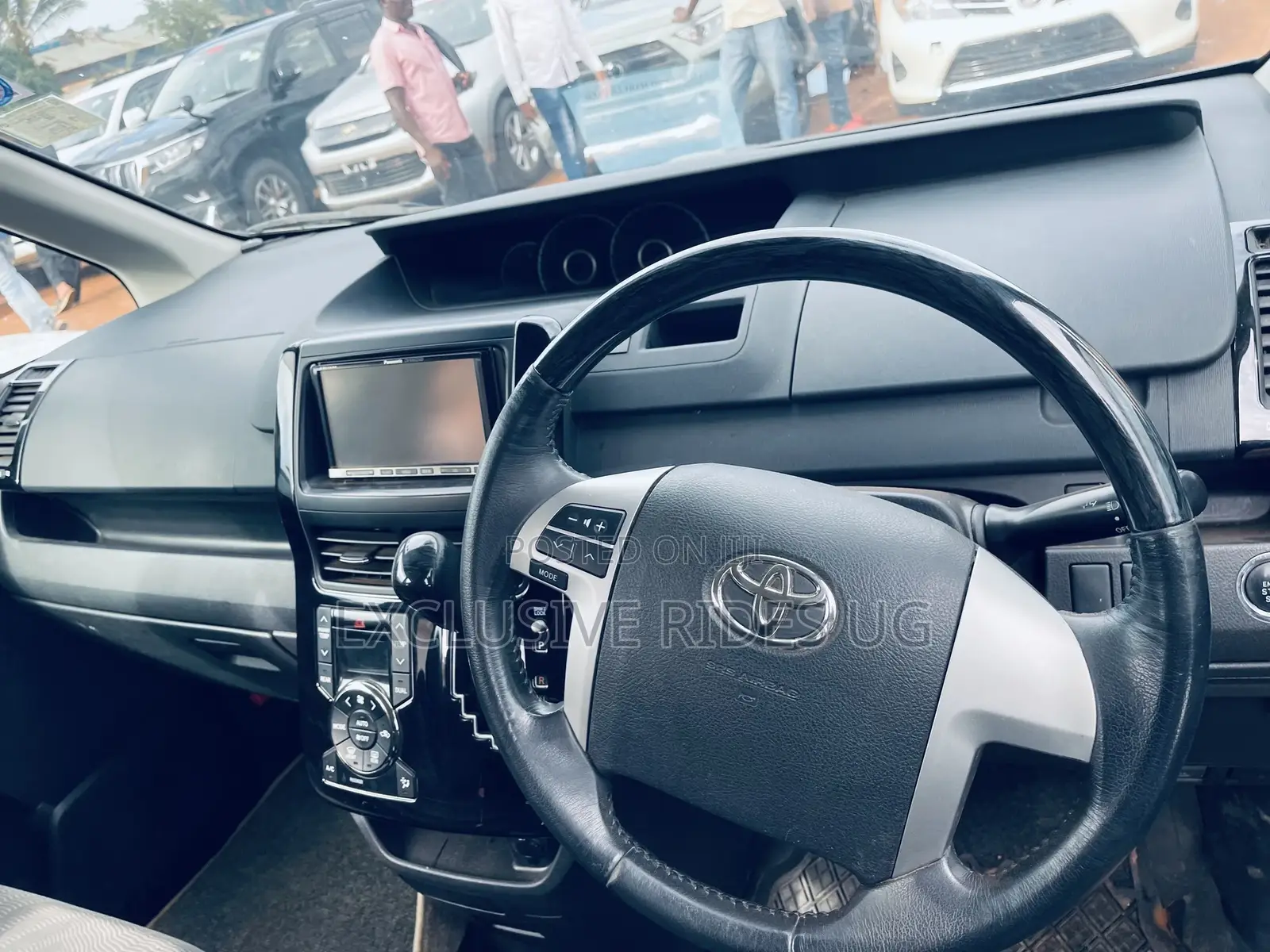 Toyota Noah 2.0 143hp FWD (7 Seater) 2012 Black