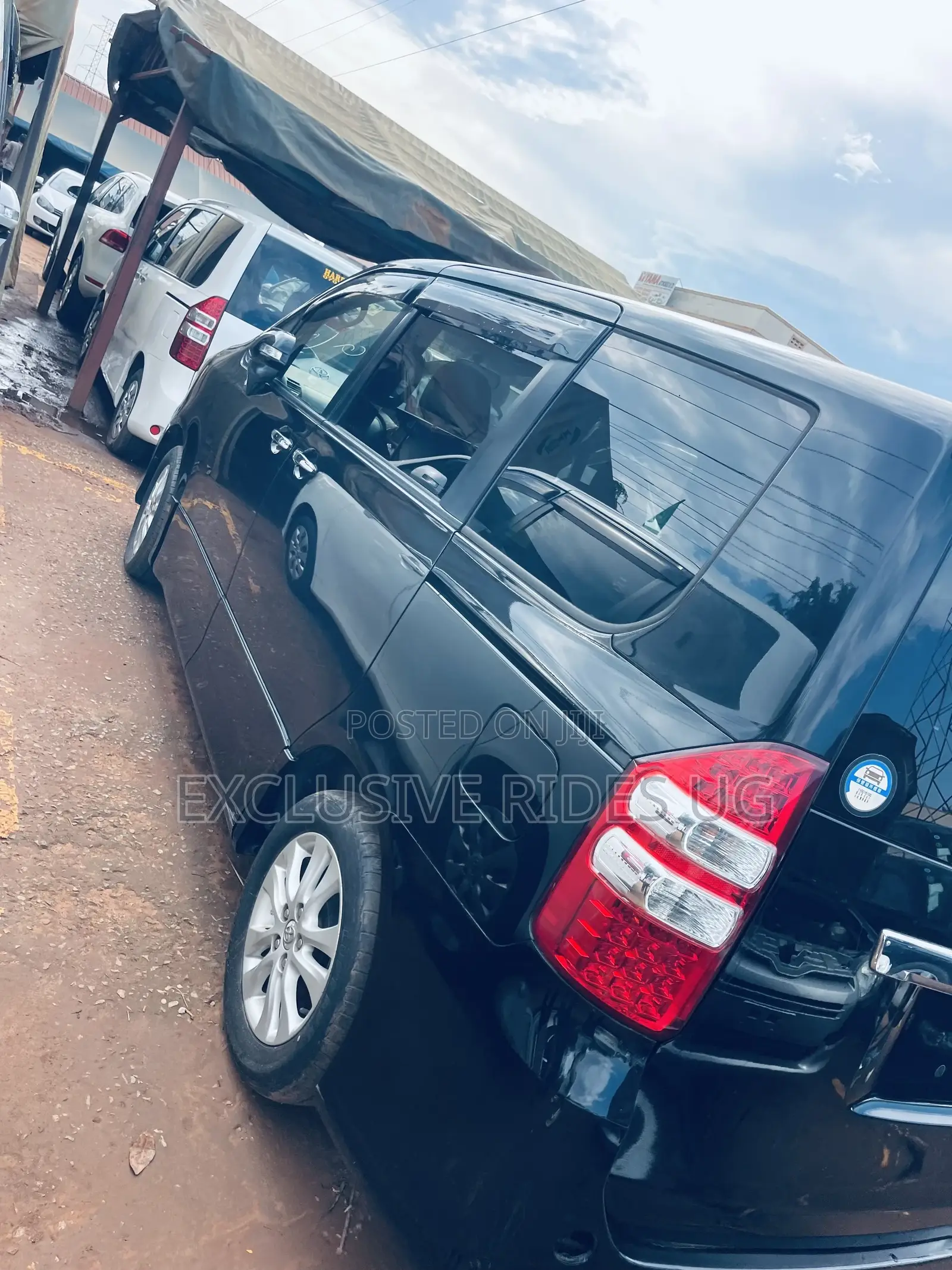 Toyota Noah 2.0 143hp FWD (7 Seater) 2012 Black