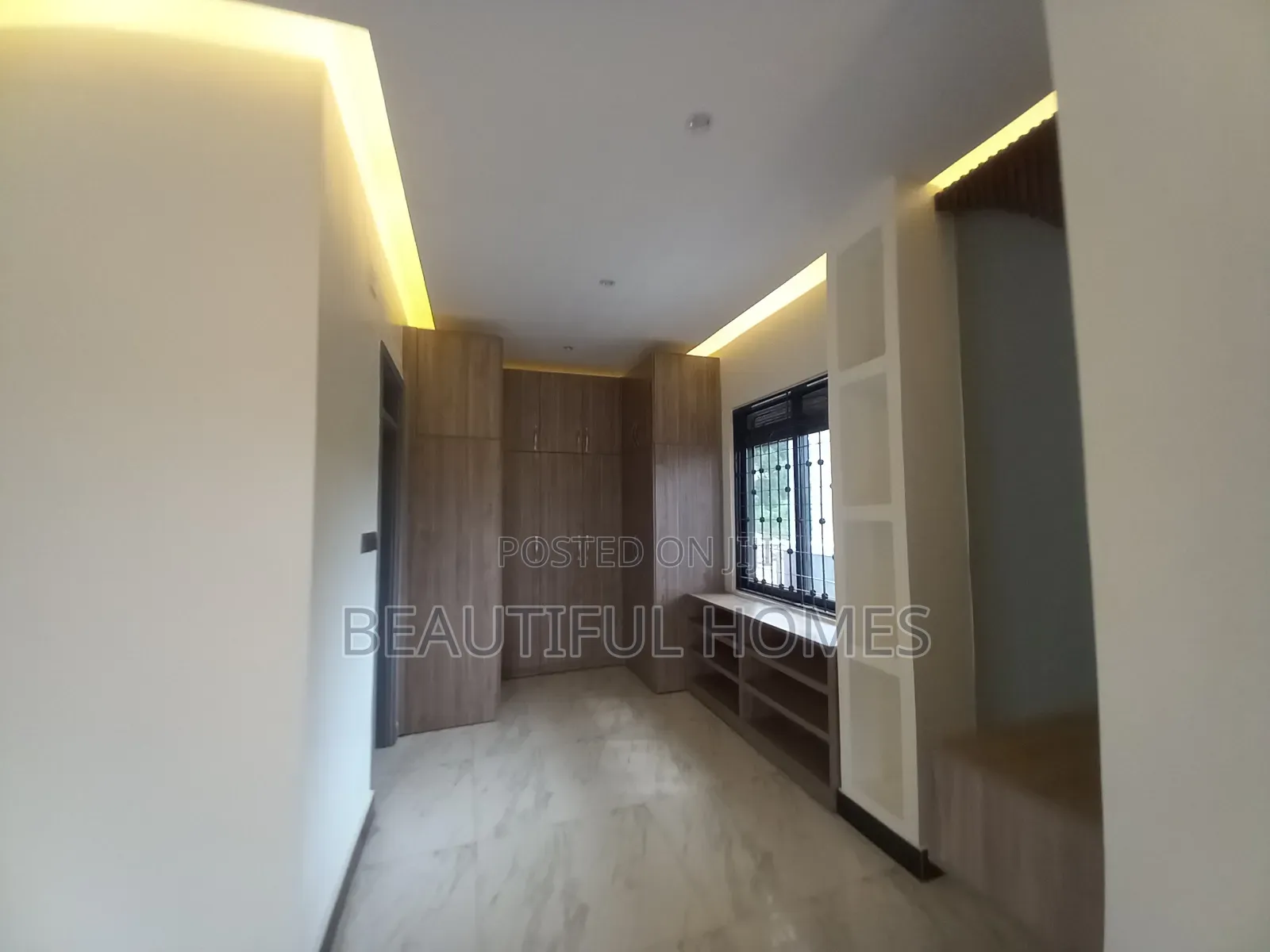 Furnished 5bdrm Mansion in Kira for sale