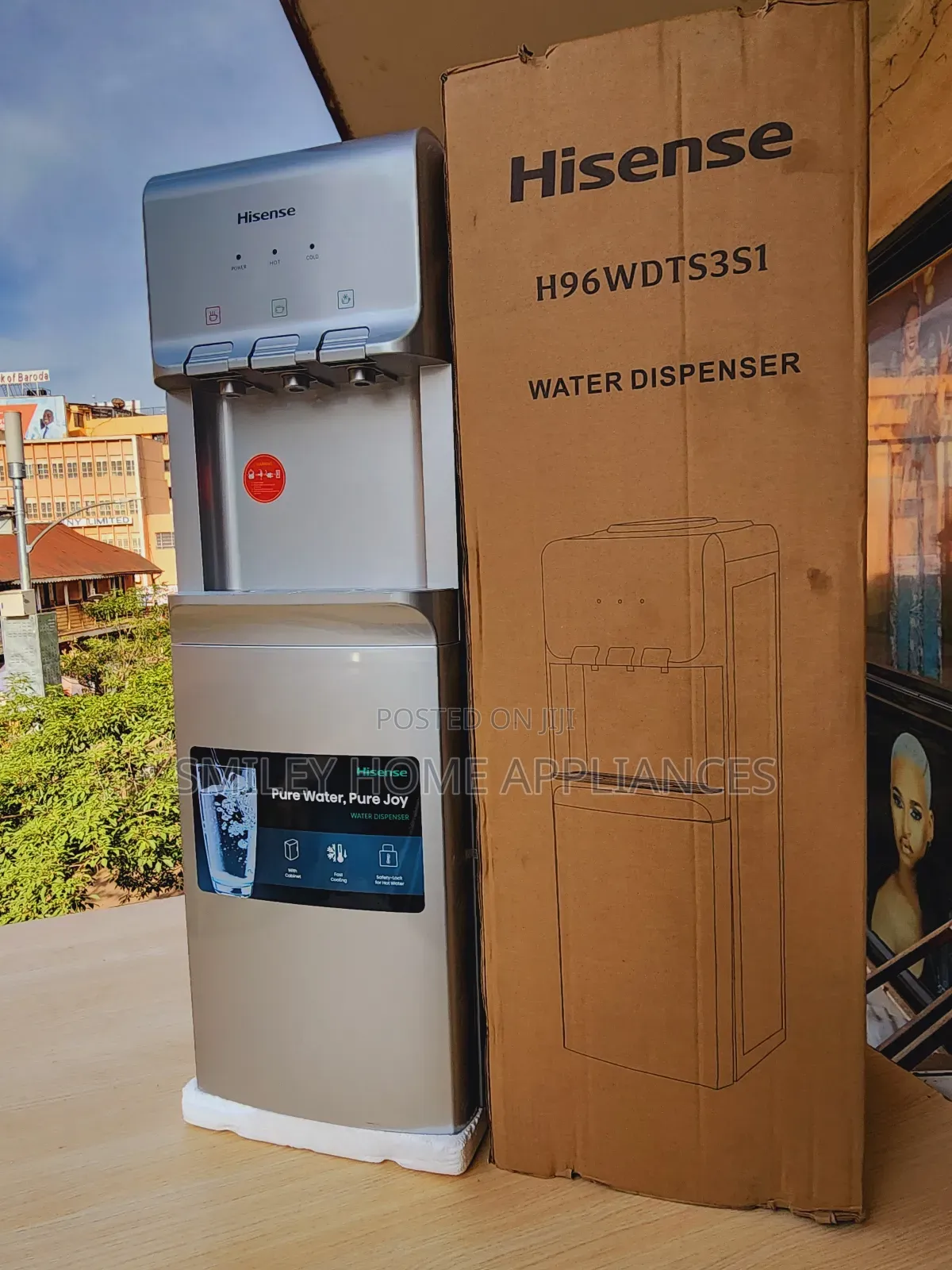 Hisense Water Dispenser With a Refrigerator