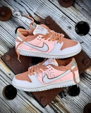 Elated Nike SB Dunk Low Trocadéro Gardens