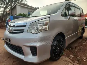 Toyota Noah 2.0 143hp AWD (8 Seater) 2010 Silver