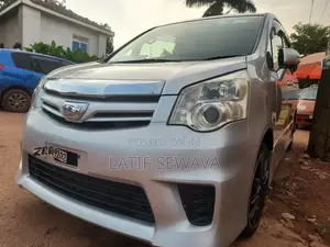 Toyota Noah 2.0 143hp AWD (8 Seater) 2010 Silver