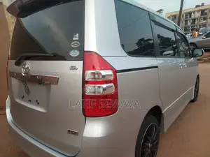 Toyota Noah 2.0 143hp AWD (8 Seater) 2010 Silver