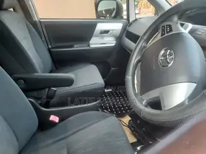 Toyota Noah 2.0 143hp AWD (8 Seater) 2010 Silver