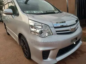 Toyota Noah 2.0 143hp AWD (8 Seater) 2010 Silver