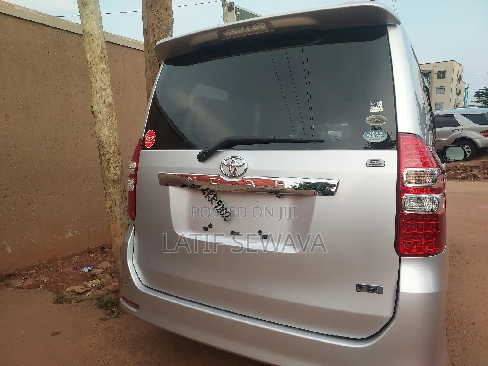 Toyota Noah 2.0 143hp AWD (8 Seater) 2010 Silver