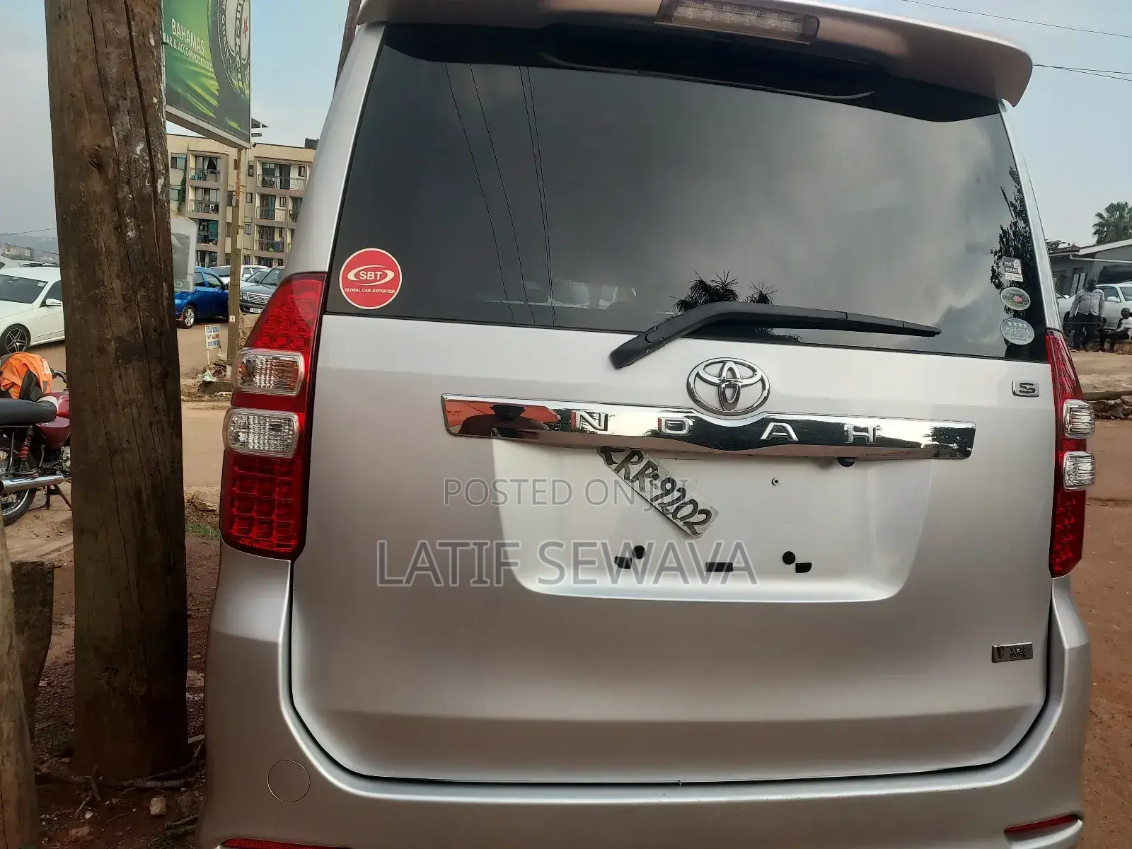 Toyota Noah 2.0 143hp AWD (8 Seater) 2010 Silver
