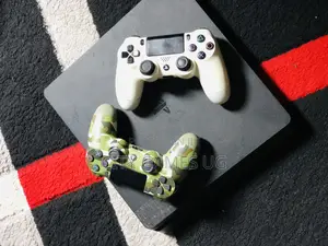 Ps4 Slim-2controllers