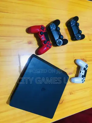 Playstation 4-With Fc25-2controllers