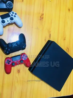 Playstation 4 Slim With Fc25 and 2controllers