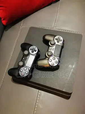 Sony Playstation 4 Slim-Fc25-2controllers