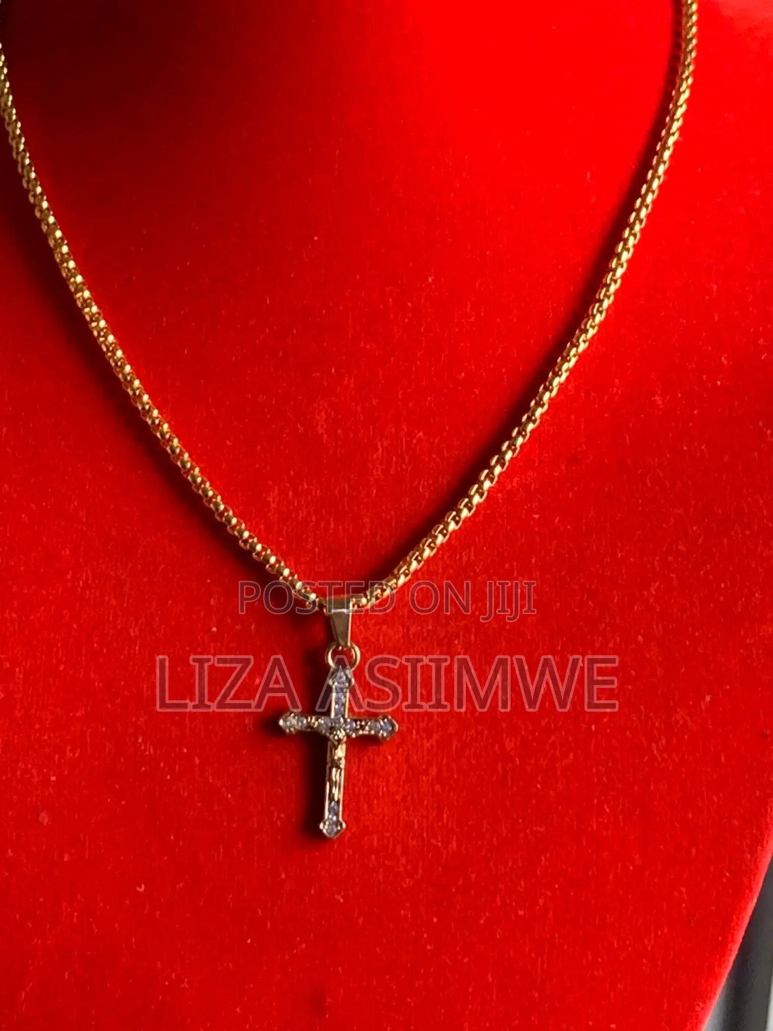 Unisex Gold Necklaces With a Cross Pendant