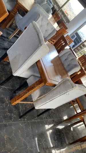 Classic Dining Set in 4seater,Made Out of Mahogany Wood
