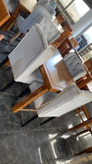 Classic Dining Set in 4seater,Made Out of Mahogany Wood