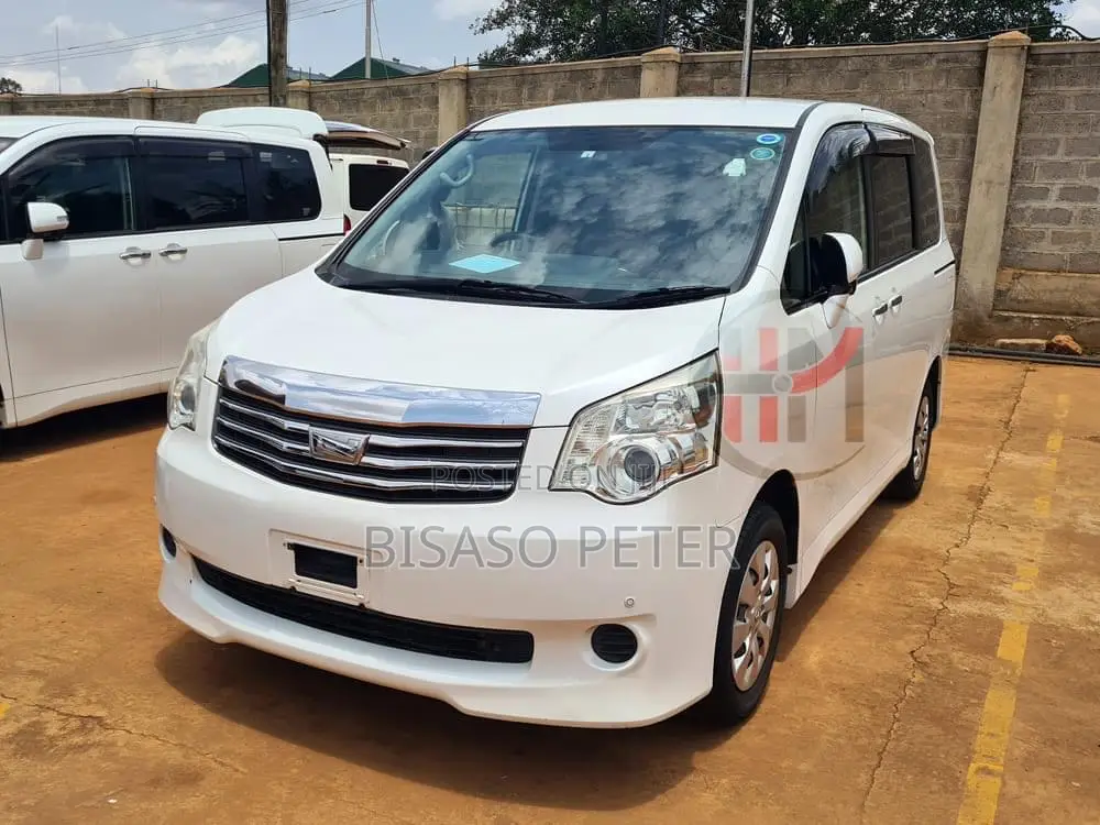 Toyota Noah 2.0 143hp AWD (7 Seater) 2011 White
