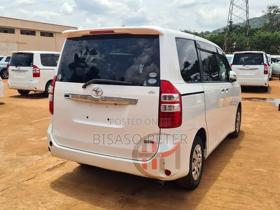 Toyota Noah 2.0 143hp AWD (7 Seater) 2011 White