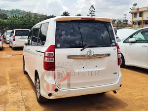 Toyota Noah 2.0 143hp AWD (7 Seater) 2011 White
