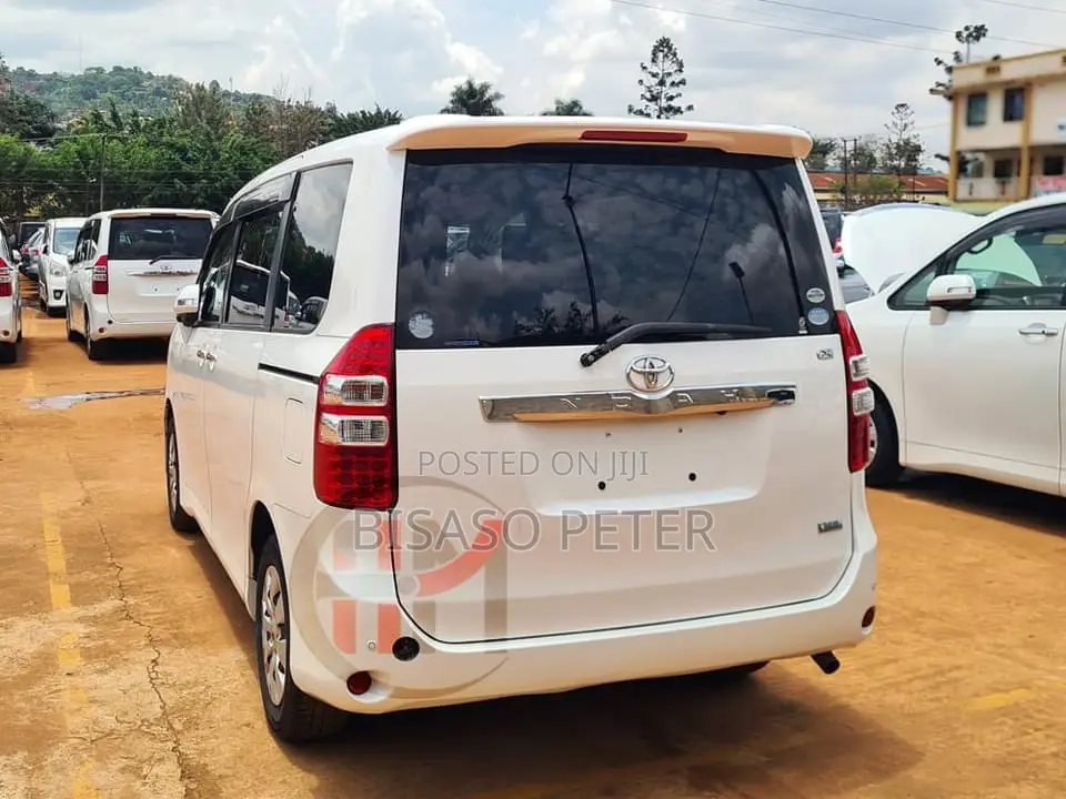 Toyota Noah 2.0 143hp AWD (7 Seater) 2011 White