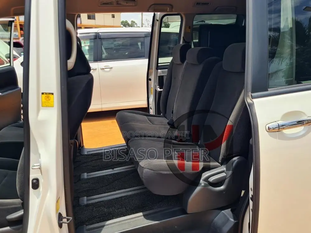 Toyota Noah 2.0 143hp AWD (7 Seater) 2011 White