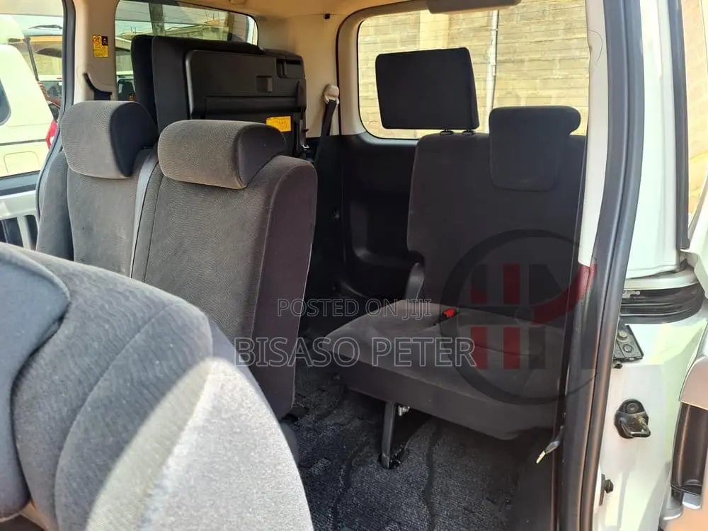 Toyota Noah 2.0 143hp AWD (7 Seater) 2011 White