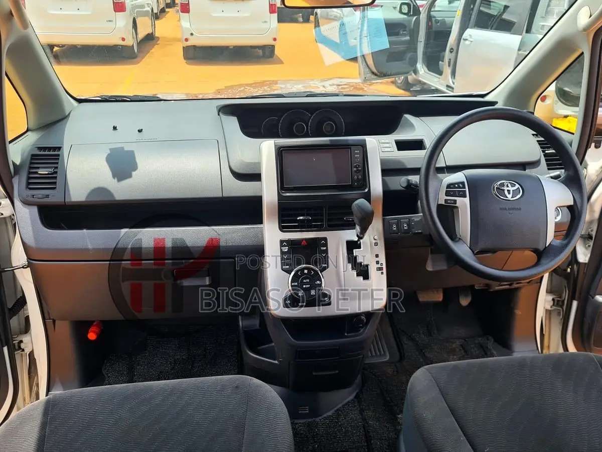 Toyota Noah 2.0 143hp AWD (7 Seater) 2011 White