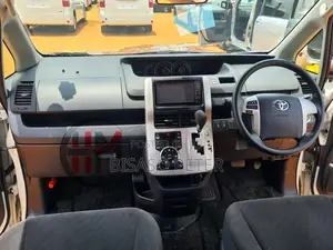 Toyota Noah 2.0 143hp AWD (7 Seater) 2011 White