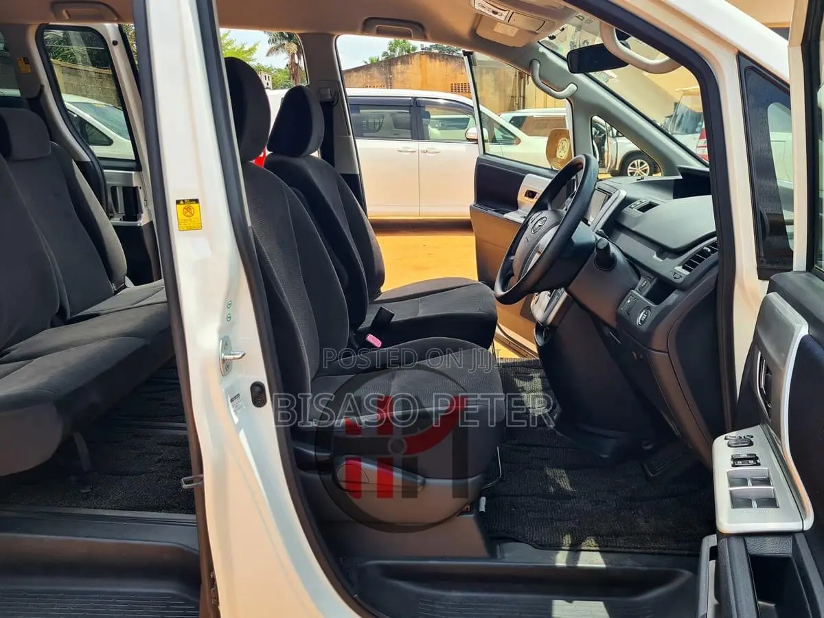 Toyota Noah 2.0 143hp AWD (7 Seater) 2011 White