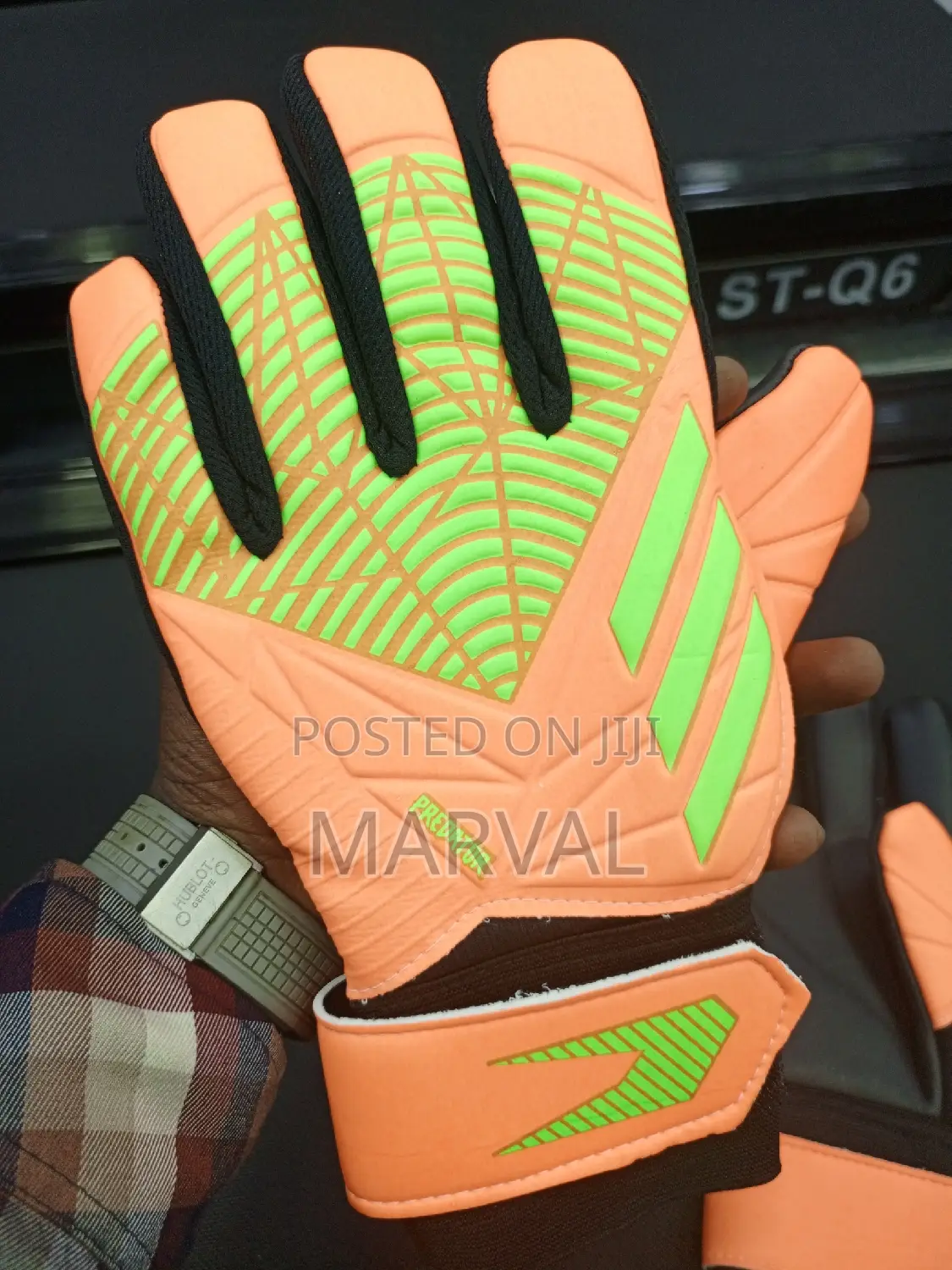Goalkeeper Gloves (Predator)